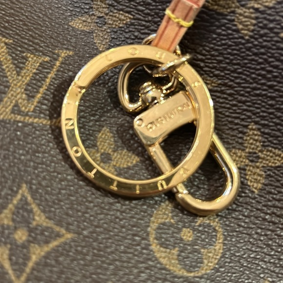 Louis Vuitton
Artsy Handbag Monogram Canvas Mm Hobo Bag - Picture 6 of 10